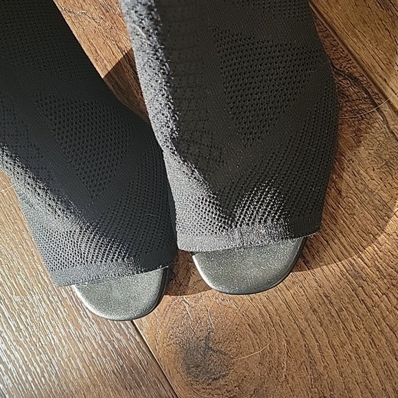 Women's Peep Toe Heels - Picture 3 of 4